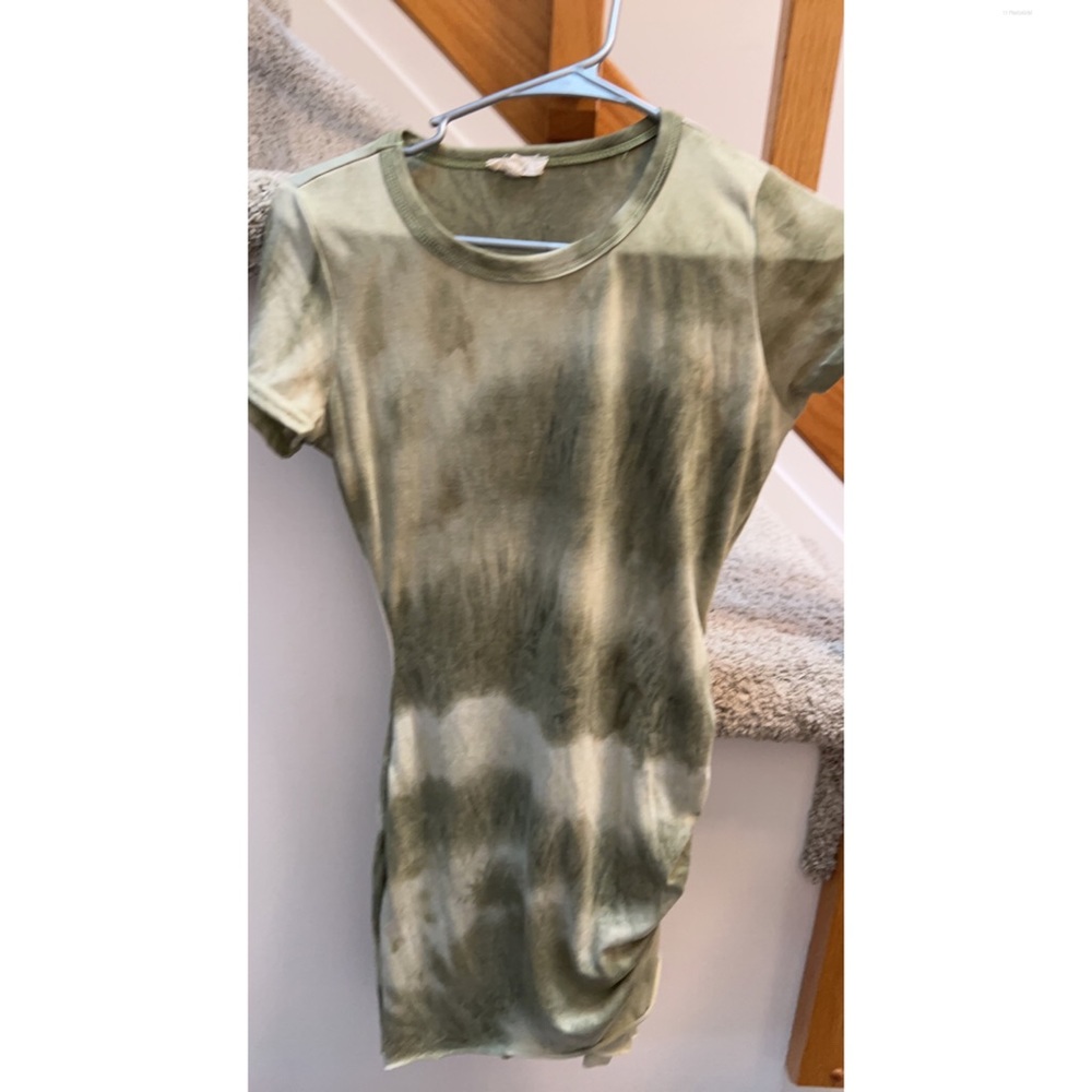 Cute T-shirt dress. Ribbed on the side